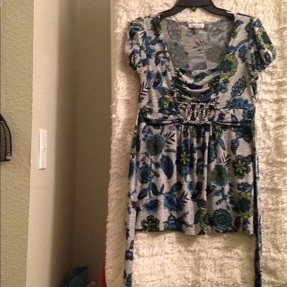 M gray/blue top